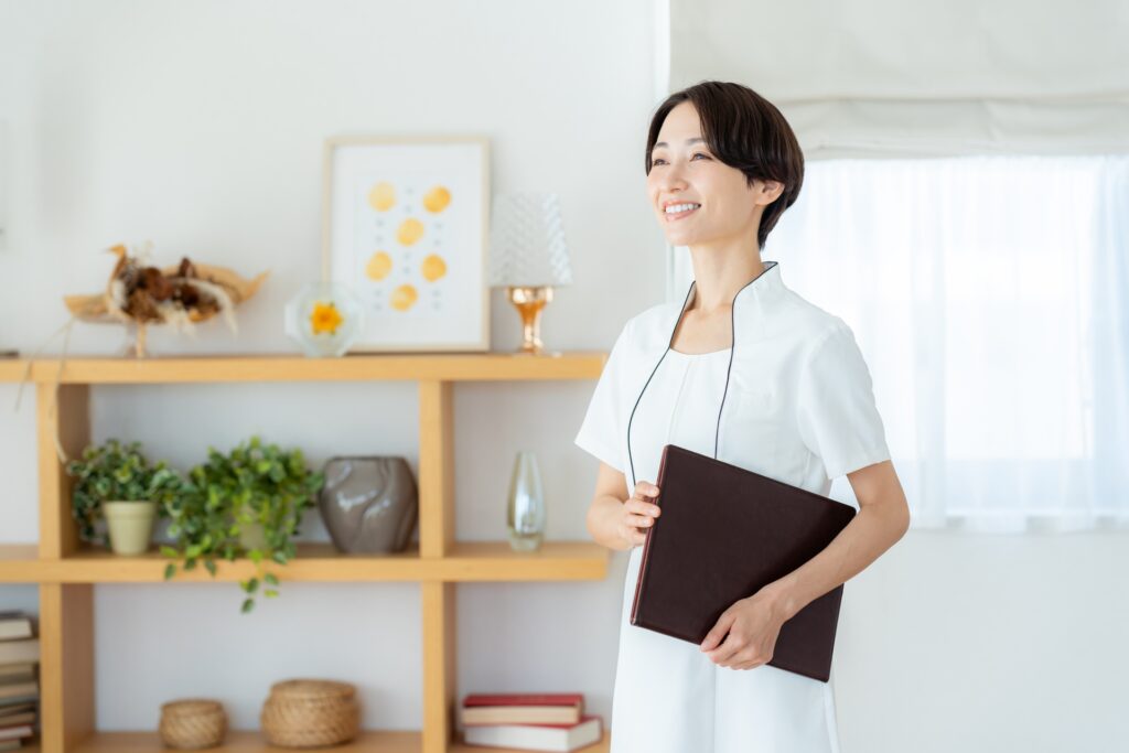 希望に満ちた表情で斜め上を見上げるエステティシャンの女性