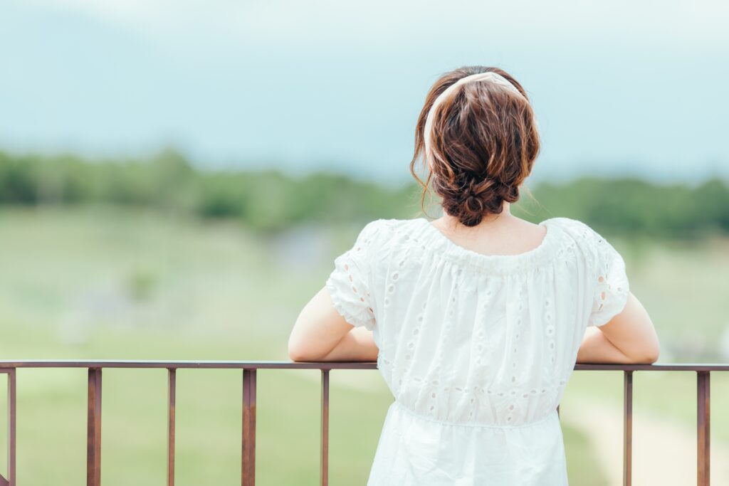 空を見上げる女性の後ろ姿