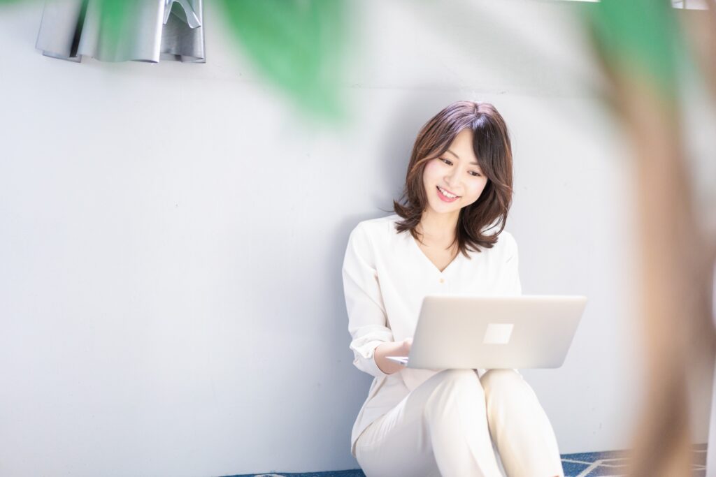 オンライン相談をしている女性