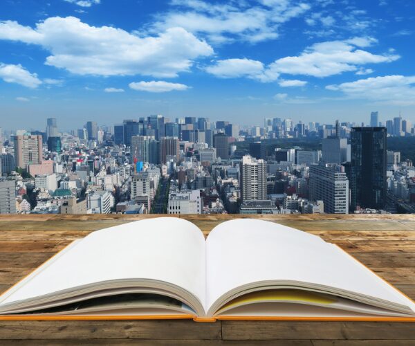 開いた本の向こうに広がるビジネス街の景色